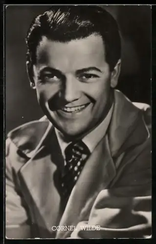 AK Schauspieler Cornel Wilde lächelnd im Anzug porträtiert