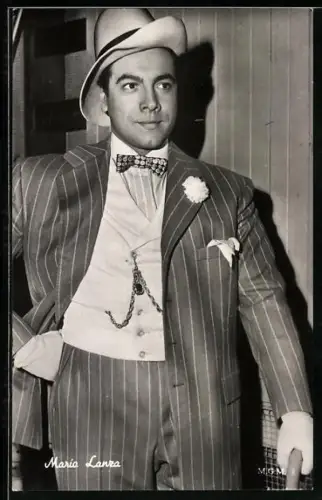AK Schauspieler Mario Lanza mit Blume im Knopfloch und Hut