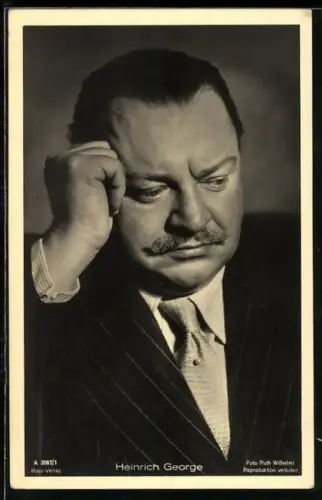 AK Schauspieler Heinrich George mit nachdenklicher Miene