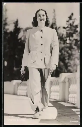 AK Schauspielerin Deanna Durbin im Sonnenschein