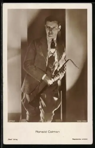 AK Schauspieler Ronald Colman in Reitkleidung
