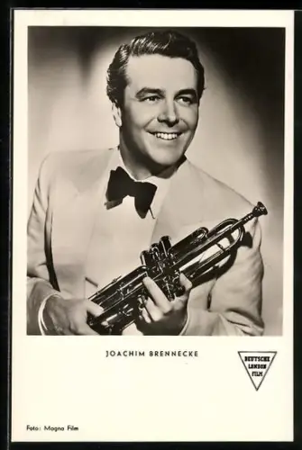 AK Schauspieler Joachim Brennecke mit schwarzer Fliege und Trompete