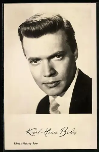 AK Schauspieler Karl-Heinz Böhm mit Krawatte und ernstem Blick