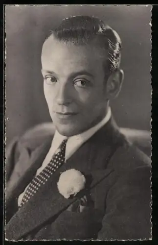 AK Schauspieler Fred Astaire mit Blume im Knopfloch