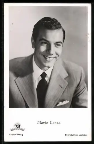 AK Schauspieler Mario Lanza lächelnd im Anzug posierend