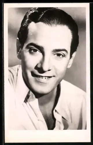 AK Schauspieler Georges Guetary mit offenem Hemd