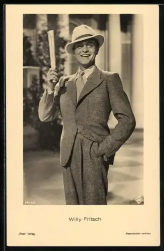 AK Schauspieler Willy Fritsch in aufrechter Haltung