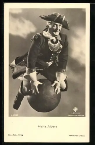 AK Schauspieler Hans ALbers reitet auf einer Kanonenkugel