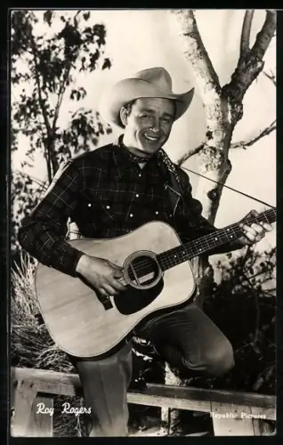 AK Schauspieler Roy Rogers mit Gitarre und Cowboyhut