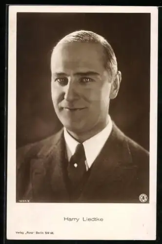 AK Schauspieler Harry Liedtke im Anzug in die Kamera blickend