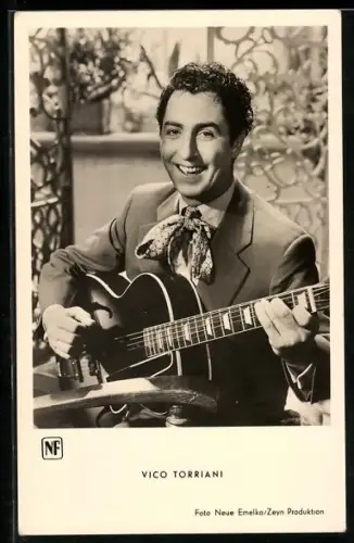 AK Schauspieler Vico Torriani spielt eine Gitarre