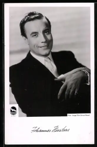 AK Schauspieler Johannes Heesters mit fröhlichem Lächeln
