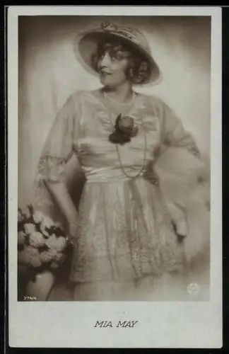 AK Schauspielerin Mia May im langen Seidenkleid mit Hut