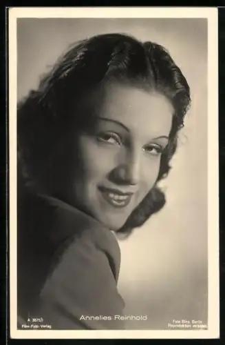 AK Schauspielerin Anneliese Reinhold, der Blick in die Kamera gerichtet