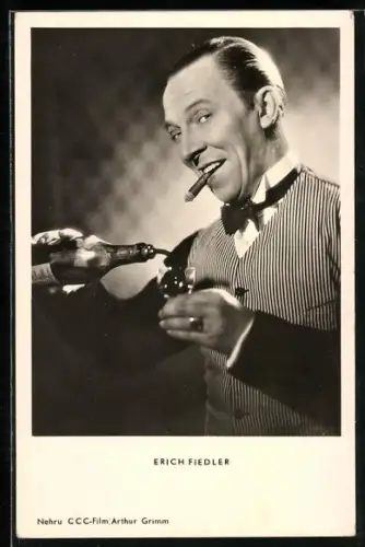 AK Schauspieler Erich Fiedler mit Zigarre giesst sich ein Glas ein