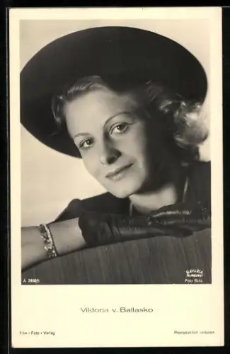 AK Schauspielerin Viktoria von Ballasko über Sofa lehnend mit Hut