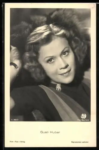 AK Schauspielerin Gusti Huber, der Blick in die Kamera gerichtet
