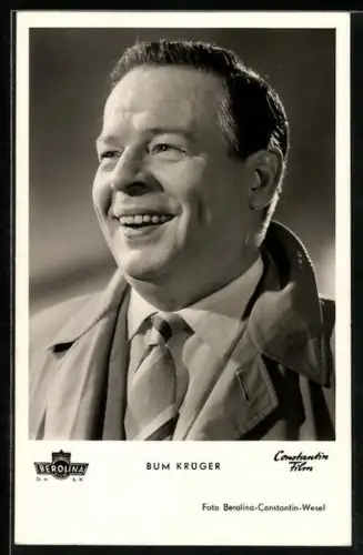 AK Schauspieler Bum Krüger im Trenchcoat