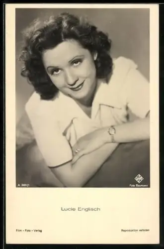 AK Schauspielerin Lucie Englisch in die Kamera lächelnd