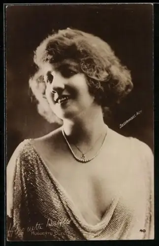 AK Schauspielerin Huguette Duflos lächelnd zur Seite schauend