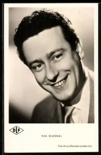AK Schauspieler Ilja Glusgal lächelnd in Kamera blickend