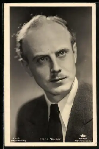 AK Schauspieler Hans Nielsen im Anzug ernst schauend