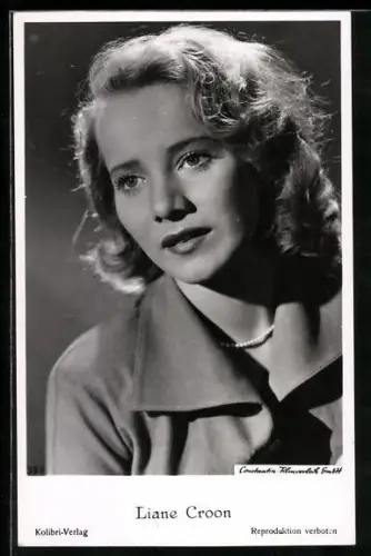 AK Schauspielerin Liane Croon in Mantel und Perlenkette