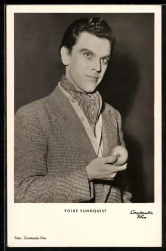 AK Schauspieler Folke Sundquist hält einen Apfel in der Hand