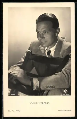 AK Schauspieler Gustav Fröhlich, im Anzug sitzend, die Arme um die Stuhllehne gelegt