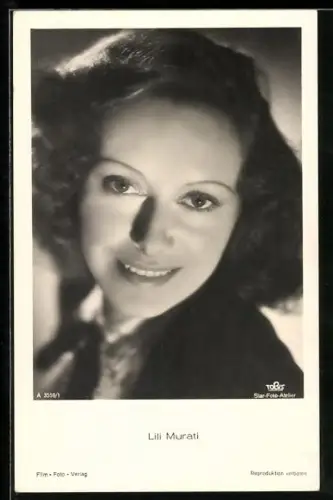 AK Schauspielerin Lili Murati lächelnd
