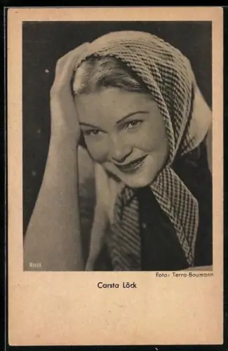 AK Schauspielerin Carsta Löck mit Kopftuch den Kopf in die Hand gelegt