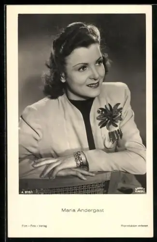 AK Schauspielerin Maria Andergast mit einem Lächeln zur Seite