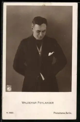 AK Schauspieler Waldemar Psilander im Mantel blickt nach unten