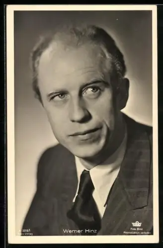 AK Schauspieler Werner Hinz im Anzug ernst zur Seite blickend