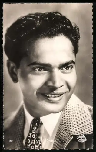 AK Schauspieler Sabu zwei verschieden Punktemuster tragend