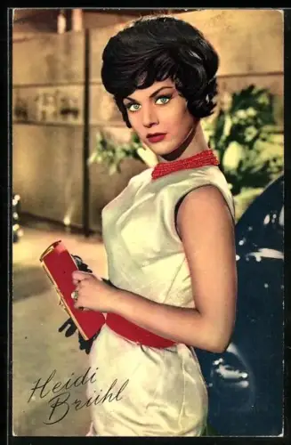 AK Schauspielerin Heidi Brühl mit roter Handtasche