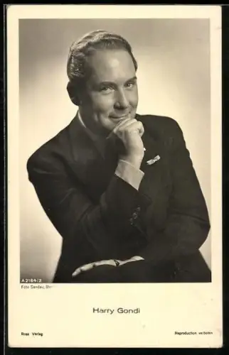 AK Schauspieler Harry Gondi im Anzug