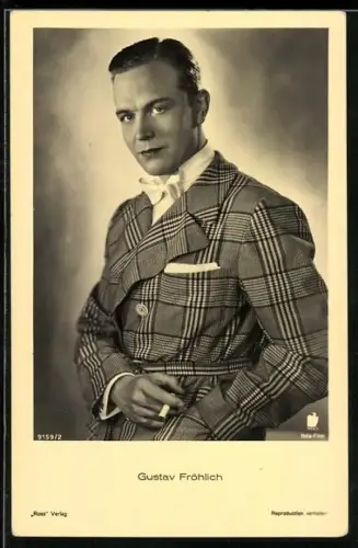 AK Portrait des Schauspielers Gustav Fröhlich mit Zigarette in der Hand