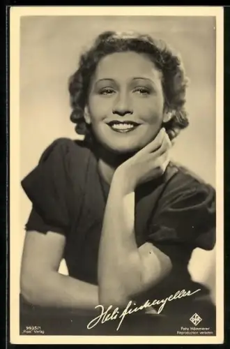 AK Schauspielerin Heli Finkenzeller lächelnd den Kopf auf die Hand gelegt