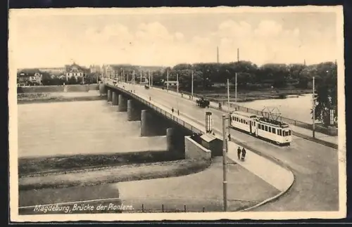 AK Magdeburg, Brücke der Pioniere mit Strassenbahn