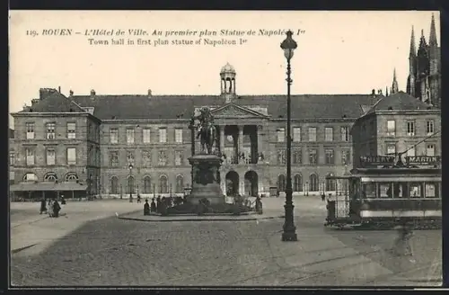 AK Rouen, L`Hotel de Ville, Au premier plan Statue de Napoleon I, Strassenbahn