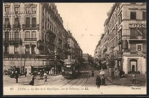 AK Lyon, La Rue de la République, vue de Bellecour, Strassenbahn