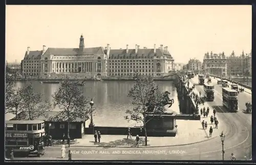 AK London, New County Hall and Boadicea Monument, Strassenbahn