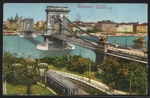 AK Budapest, Strassenbahn passiert die Kettenbrücke