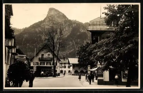 AK Oberammergau, Café Restaurant mit Strassenpartie und Kofel