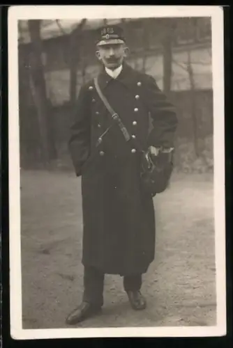 Foto-AK Briefträger im Mantel mit Tasche, Portrait
