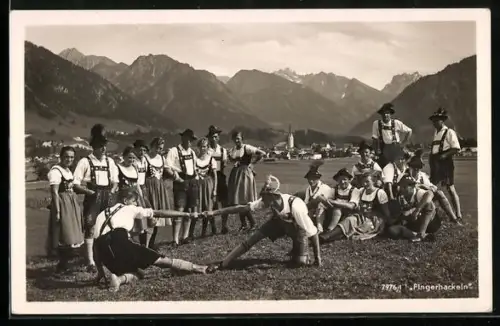AK Oberstdorf, Männer in Lederhosen beim Fingerhackeln, Frauen in Tracht