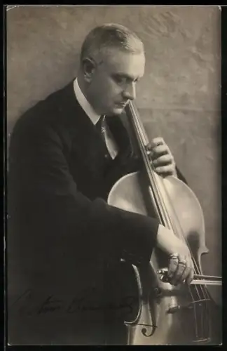 AK Konzentrierter Musiker mit seinem Cello