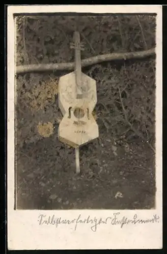 Foto-AK Grob geschnitzte und halb fertige Geige