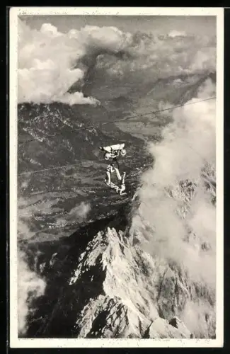 AK Motorrad wird als artistisches Hilfsmittel zum Überqueren der Zugspitze genutzt